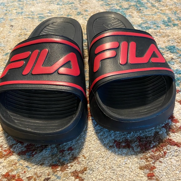 Fila slides - mens 7 or women’s 8.5 - Picture 3 of 4